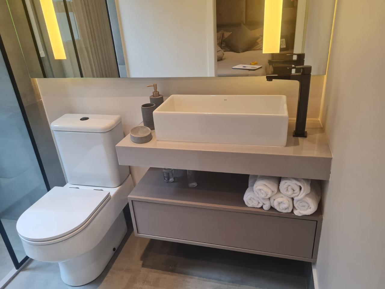 Sophisticated Washbasin with Vessel Sink